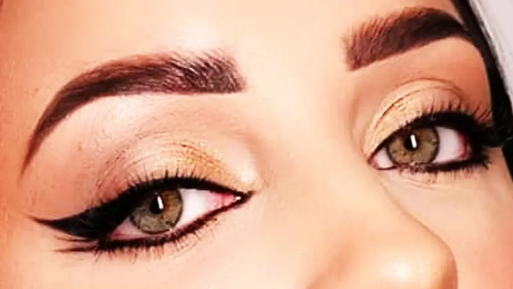 Thick Permanent Eyeliner Style