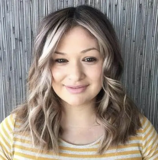 Loose Curls with Blonde Highlights For Double Chin Women